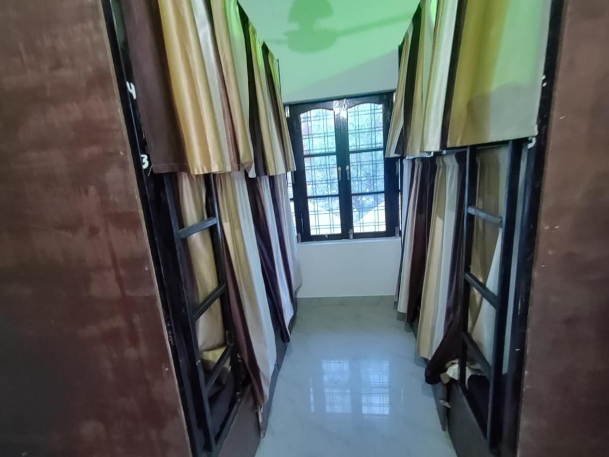 Hobbit House Hostel Rishīkesh Rom bilde